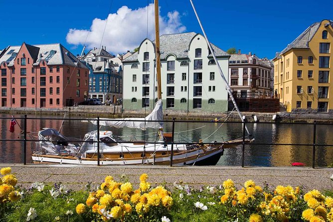 Alesund Shore Excursion: The Ultimate Sightseeing Tour - Storneskaia start: an easy port meeting point for a tight schedule