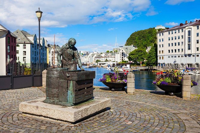 Alesund Shore Excursion: The Ultimate Sightseeing Tour - Alnes Lighthouse on Gjøydøya: the climb, the Atlantic view, and possible access changes