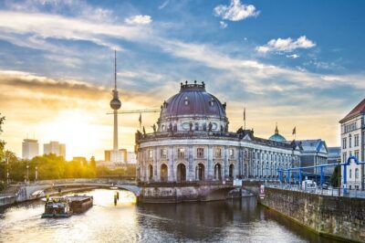 Deluxe Berlin: Hassle-Free Shore Tour from Warnemunde Cruise Port - Reichstag, Brandenburg Gate, and the art of short walks
