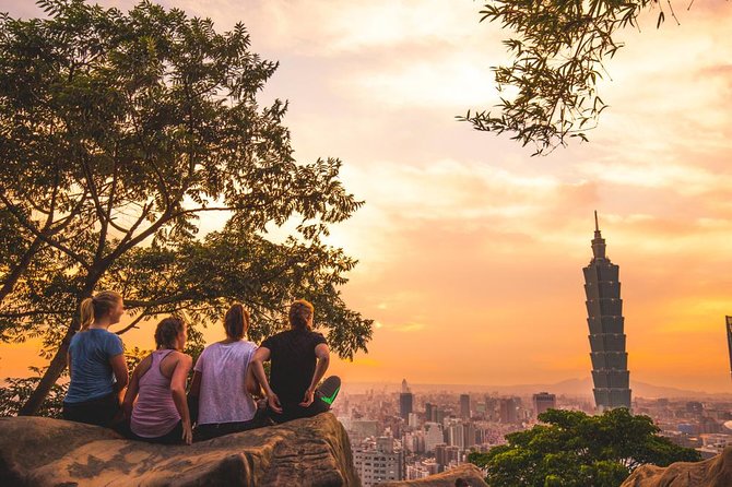 Keelung Shore Excursion: Xiangshan Hiking & Classic Taipei Culture Private Tour - Longshan Temple in Wanhua: A Historic Stop That Still Feels Everyday