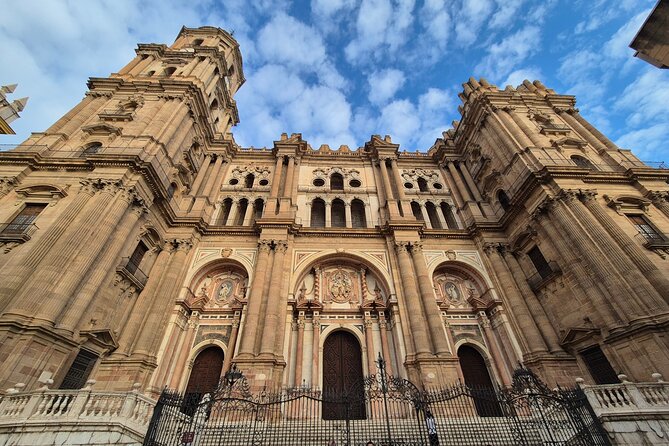 Malaga Highlights Shore Excursion with Tapas and Drinks - Passing the quiet anchors: old church + a museum in a 16th-century palace