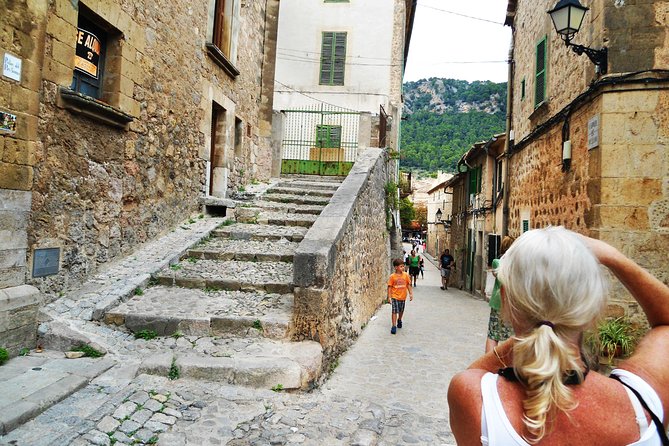 Palma de Mallorca Shore Excursion: Private Tour of Valldemossa, Soller and Serra de Tramuntana - Sóller and Port de Sóller: your one-hour stretch of freedom
