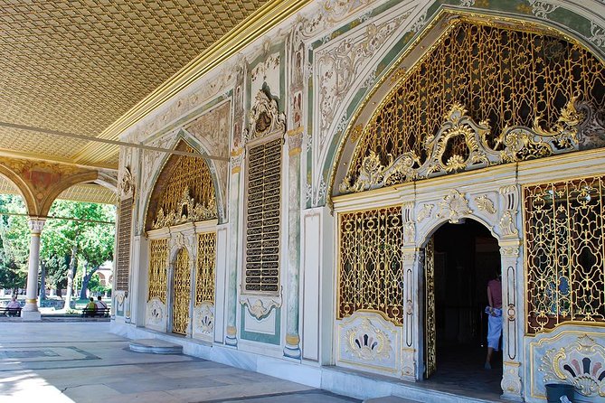 Small Group Istanbul Full-Day Shore Excursion: Hagia Sophia, Topkapi Palace, Blue Mosque, Hippodrome and Grand Bazaar - Topkapi Palace: museum highlights with a key limitation