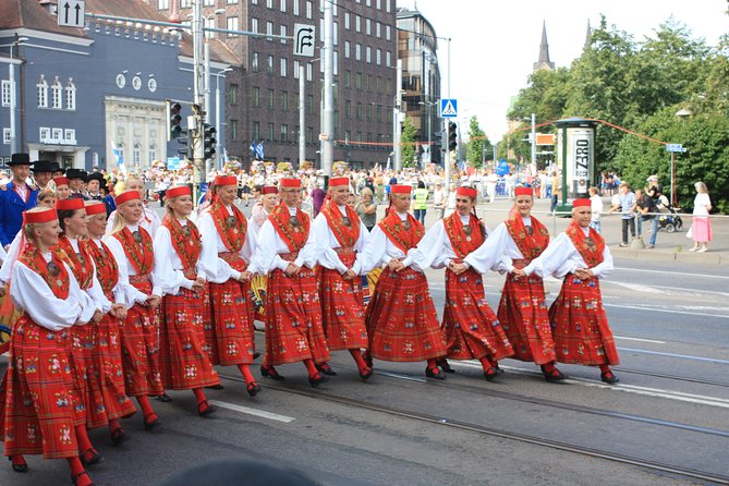 Tallinn Highlights Shore Excursion With Port Return Transfer - Four Hours to Orient You Fast: The Mix of Walking and Short Drives