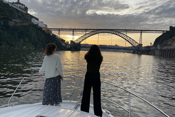 Yacht Cruise Excursion to 6 Bridges on the Douro - Passing under the Luís I Bridge: the skyline opens up